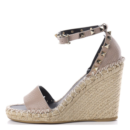 Valentino Garavani Grained Calfskin Rockstud Ankle Strap Espadrille 15/105mm Wedge Sandals 36 Poudre Natural 1 of 10