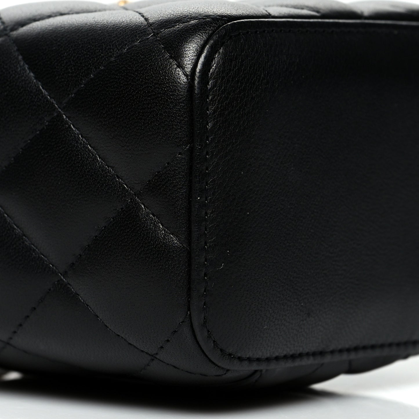 Lambskin Quilted Mini Pearl Crush Vanity Case With Chain Black
