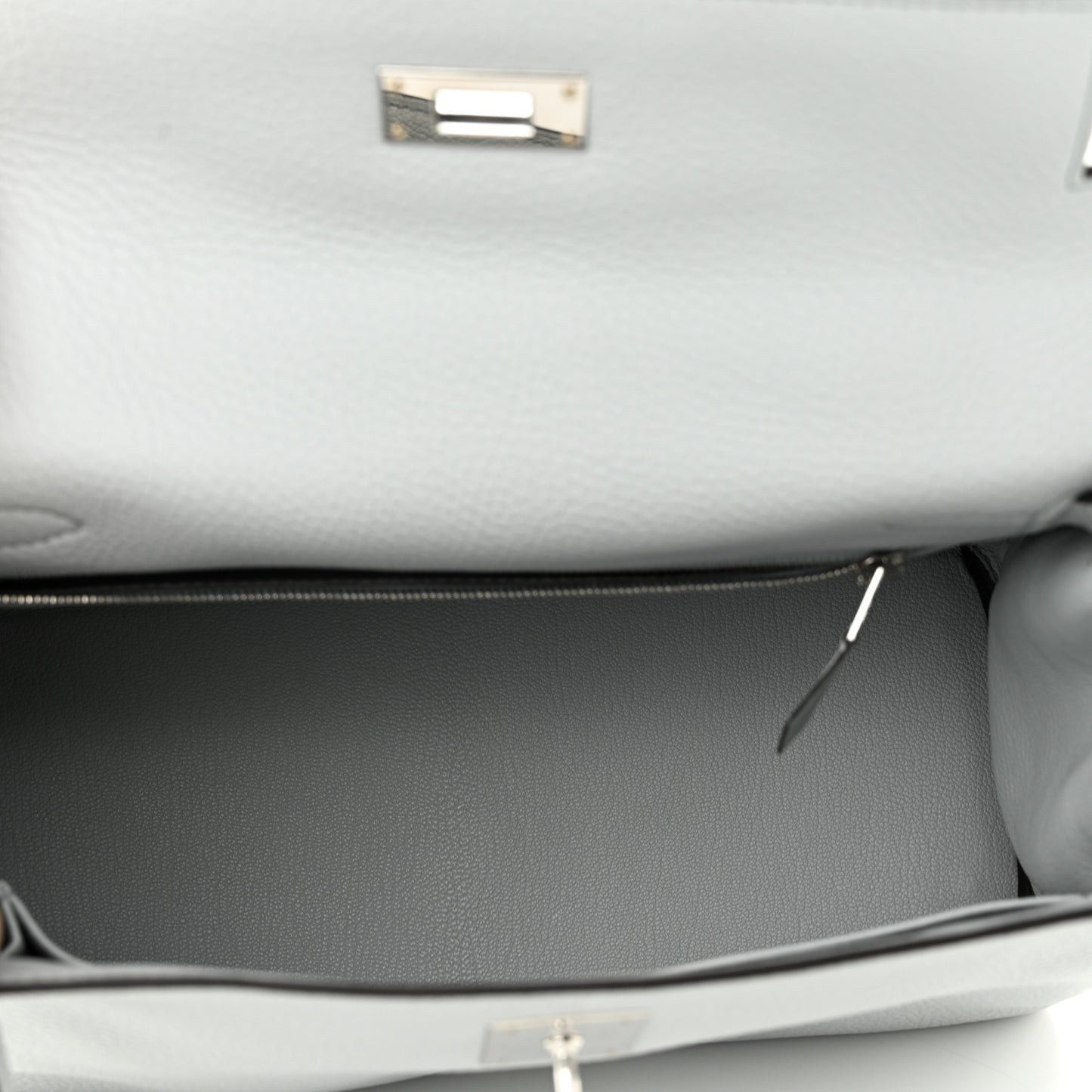 Togo Kelly Retourne 28 Bleu Pale