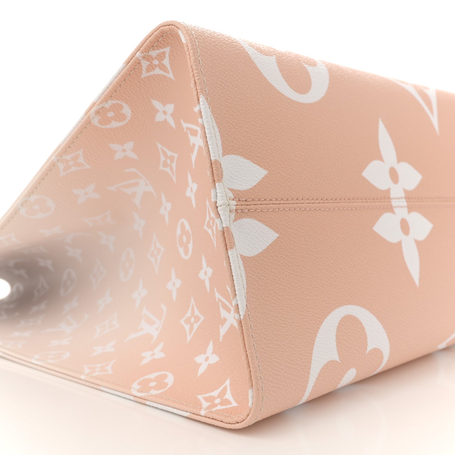 Louis Vuitton Monogram Giant By The Pool Onthego GM Brume 9 of 10