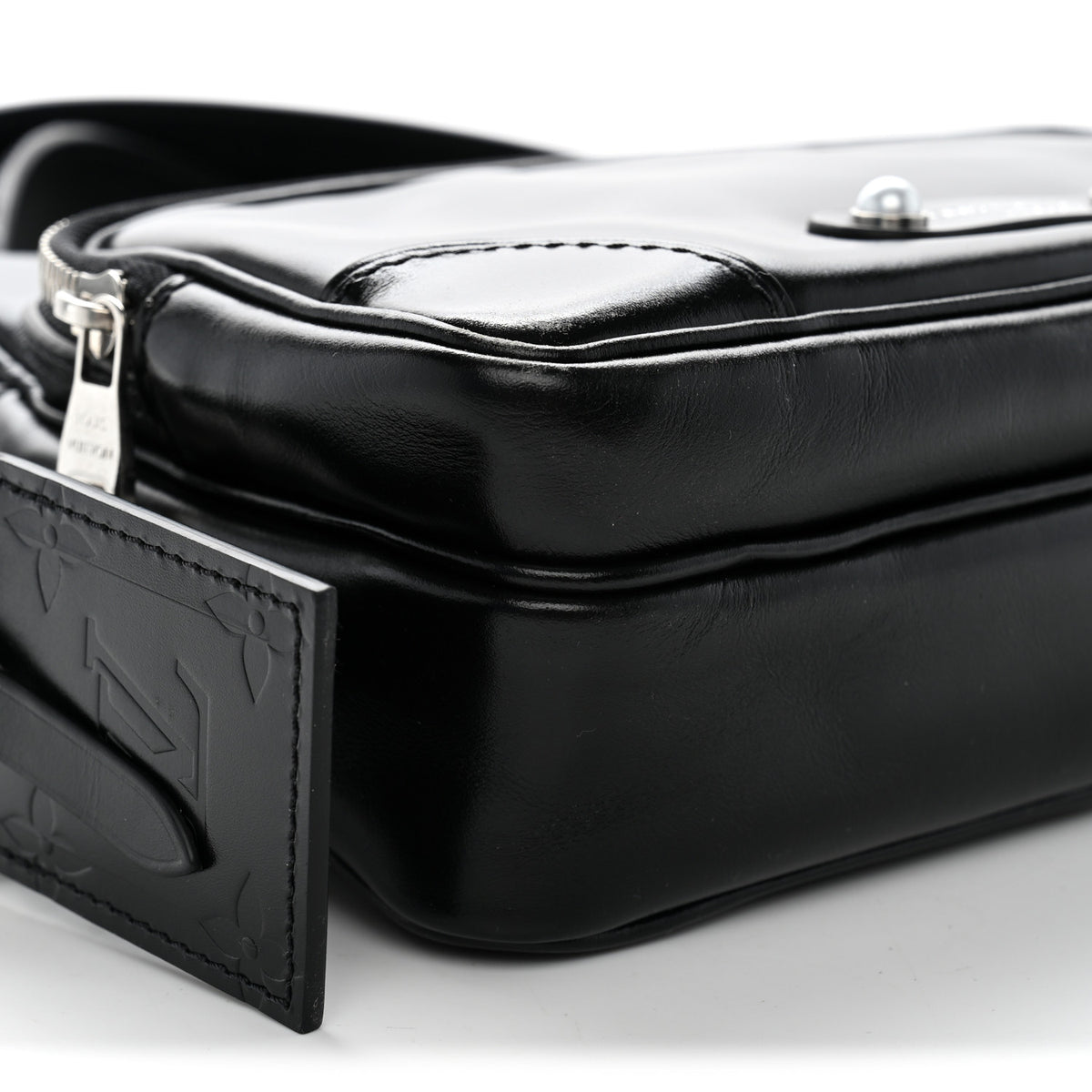 Calfskin Nil City Shoulder Bag Night Black