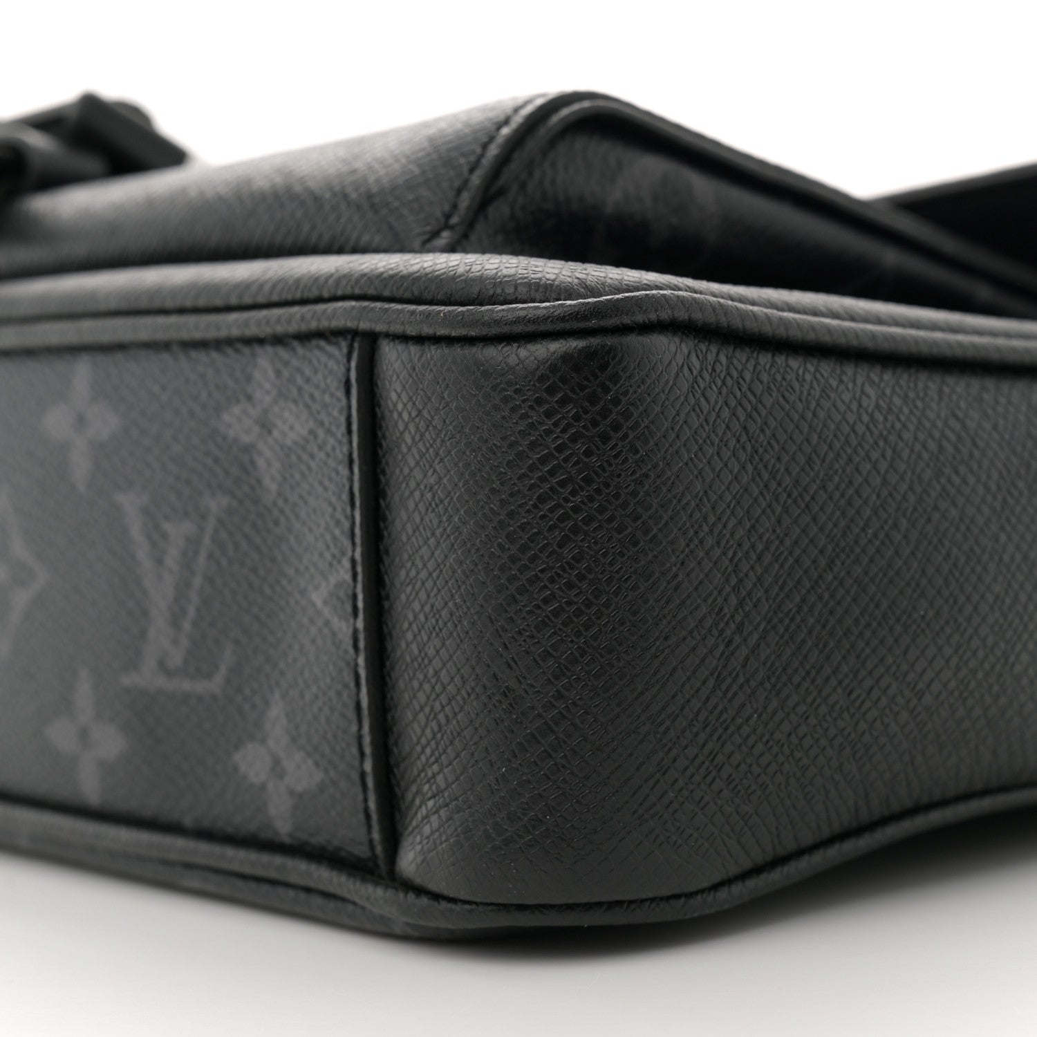 Louis Vuitton Taigarama Messengerama Black 9 of 9