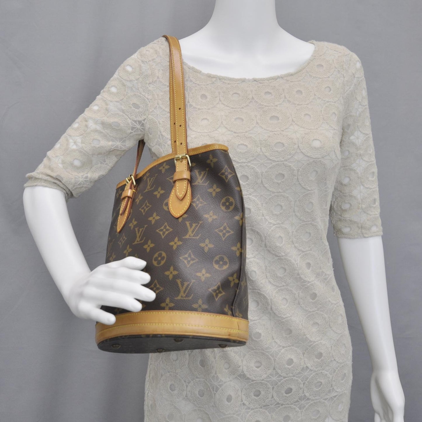 Monogram Petit Bucket 23