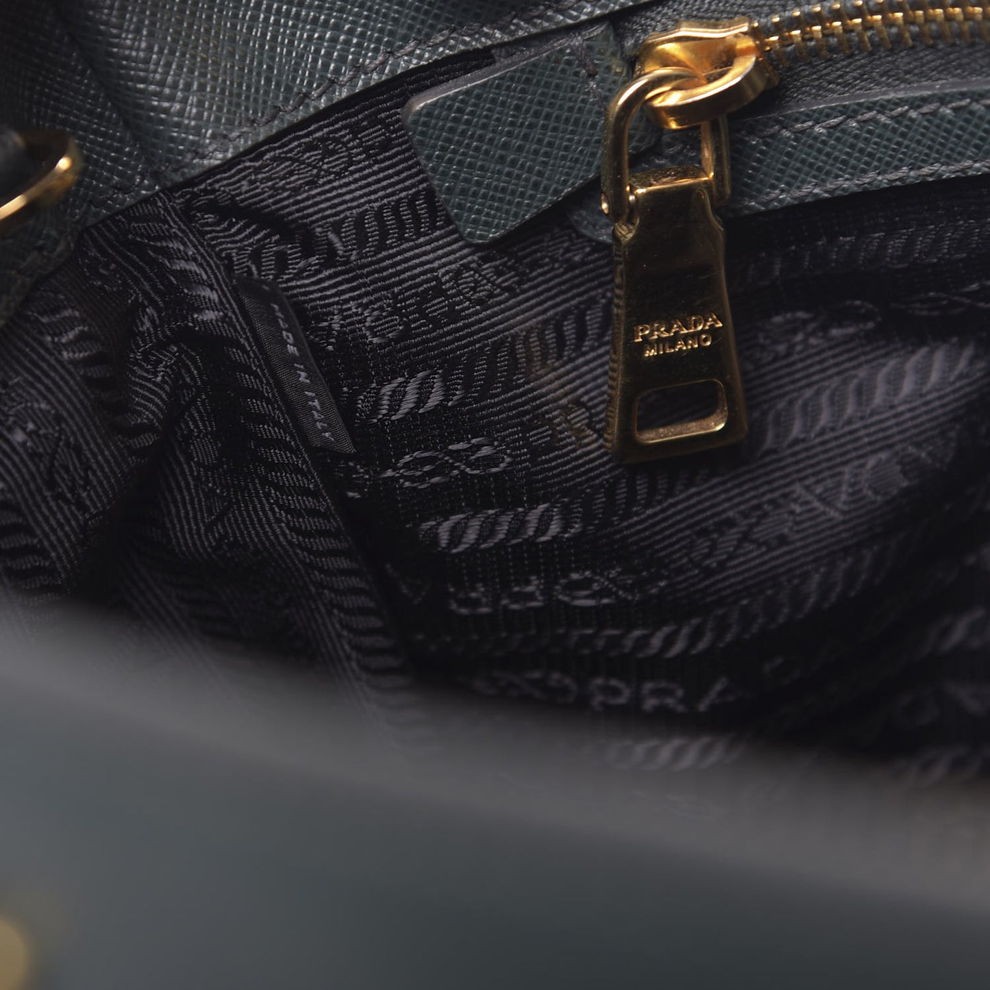 Saffiano Medium Galleria Double Zip Tote Smeraldo