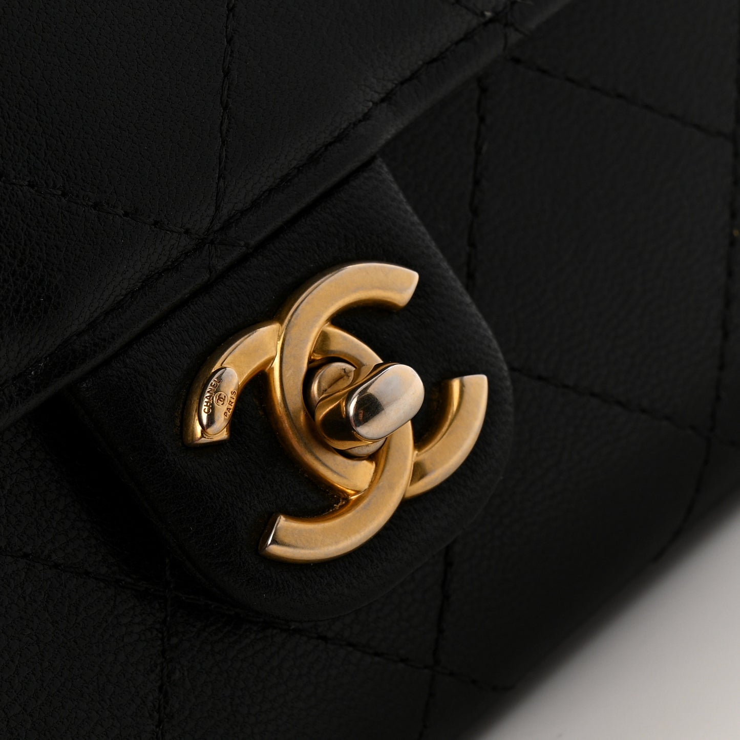 Goatskin Quilted Chic Pearls Clutch With Chain Black