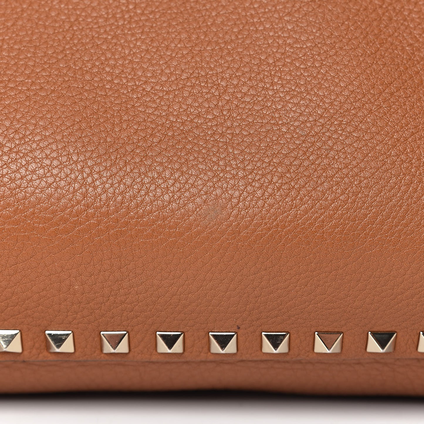 Pebbled Calfskin Medium Rockstud Tote Light Cuir
