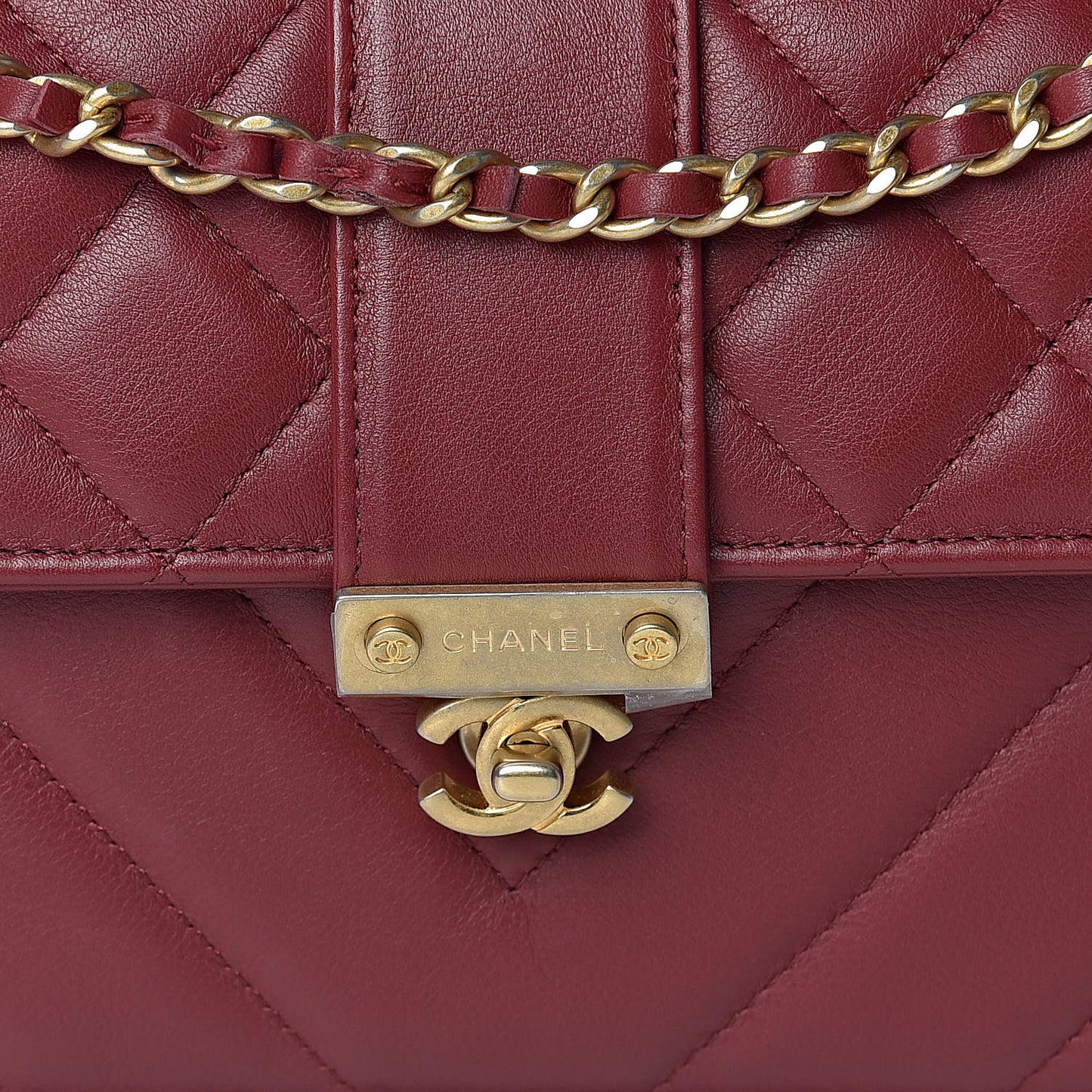 Lambskin Chevron Quilted CC Wallet On Chain WOC Red
