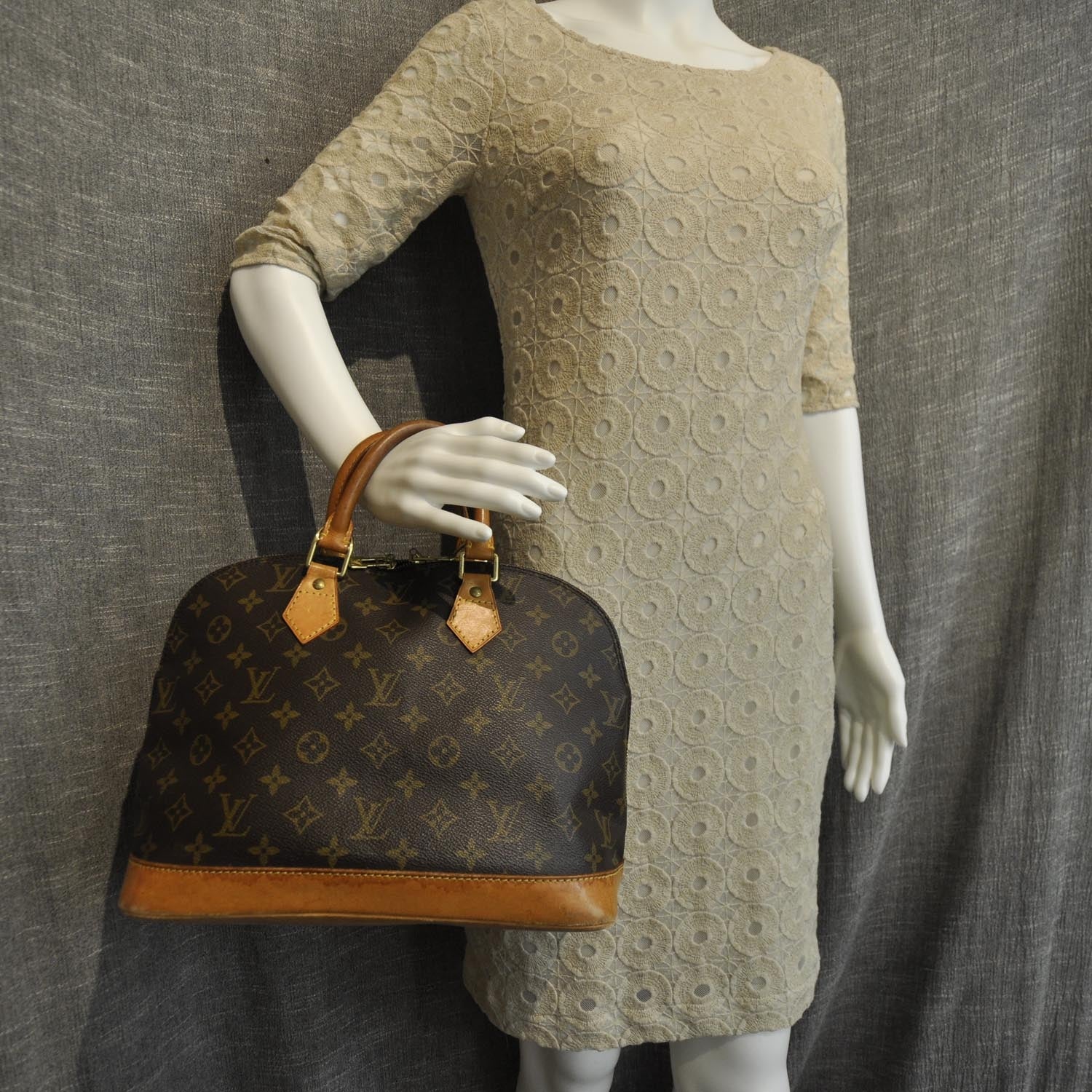 Louis Vuitton Monogram Alma 2 of 9