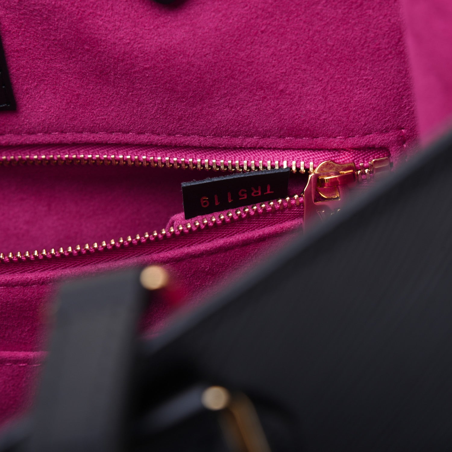 Louis Vuitton Epi Onthego MM Black 9 of 18