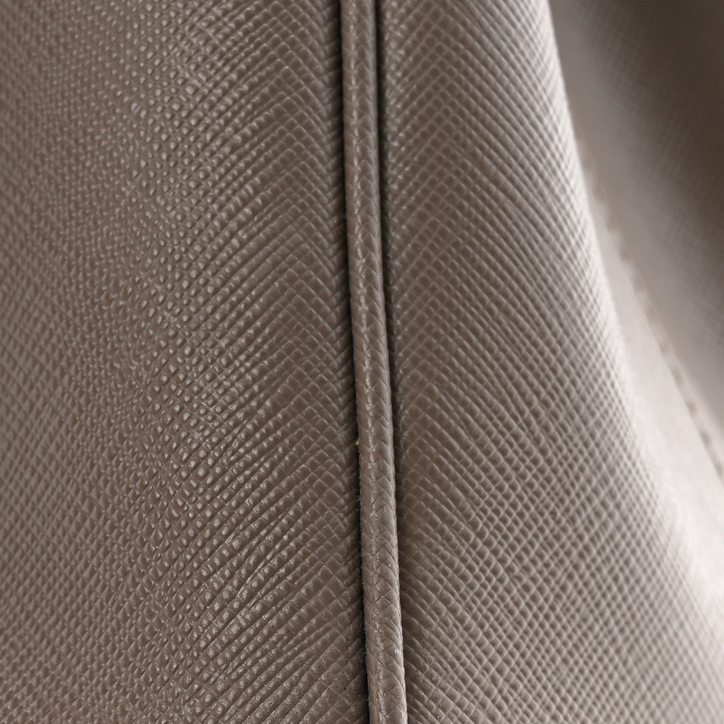 Saffiano Lux Medium Tote Argilla