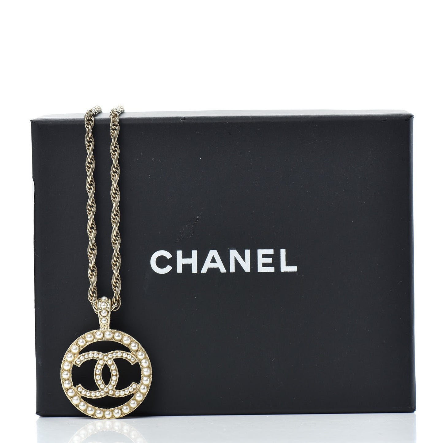 Pearl CC Round Pendant Necklace Gold