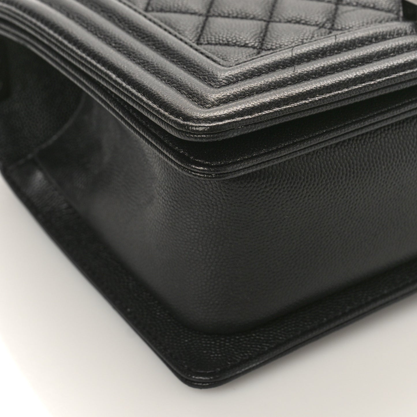 Caviar Quilted Medium Boy Flap So Black