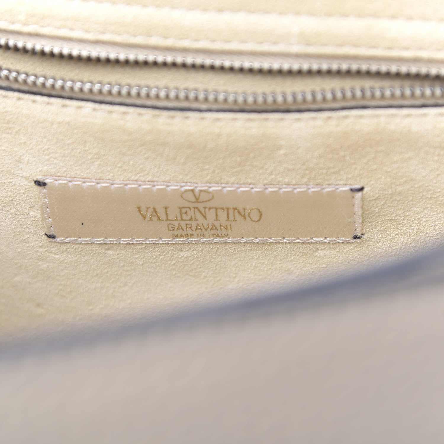 Valentino Garavani Pebbled Calfskin Onyx Medium Guitar Strap Rockstud Rolling Flap Saddle Bag Ivory 6 of 12
