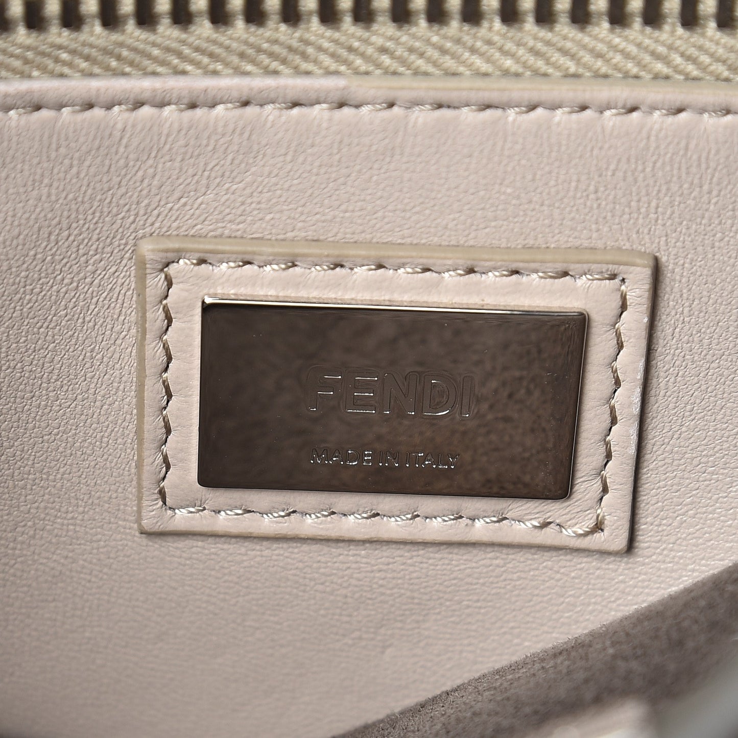 Vitello Seta Shiny Nappa Medium Peekaboo Iconic Satchel Carbone Grigio Polvere