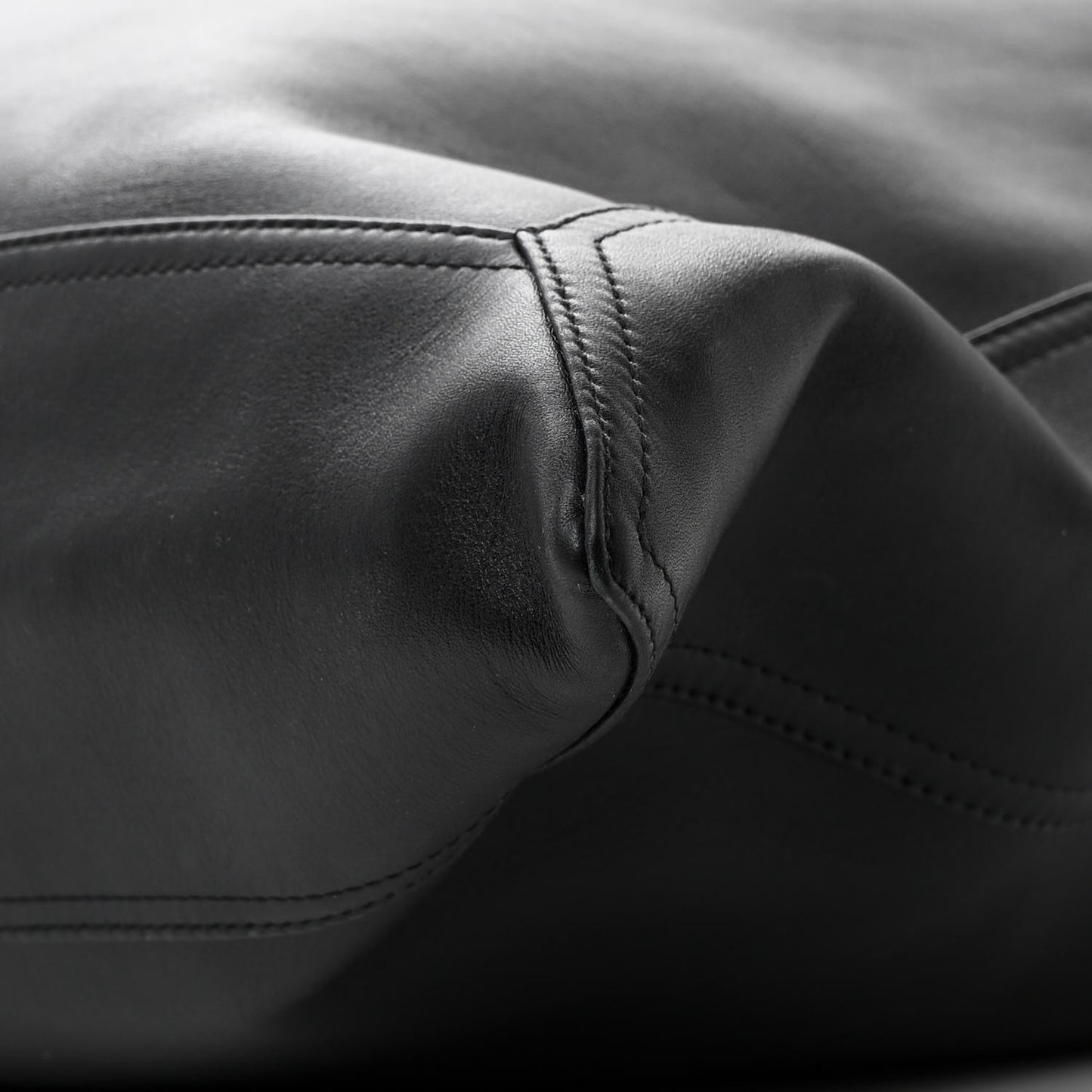 Silky Calfskin Large Hop Black
