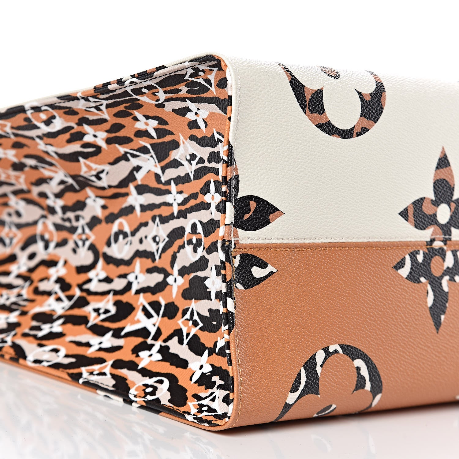 Louis Vuitton Monogram Giant Jungle Onthego GM Ivory 8 of 9