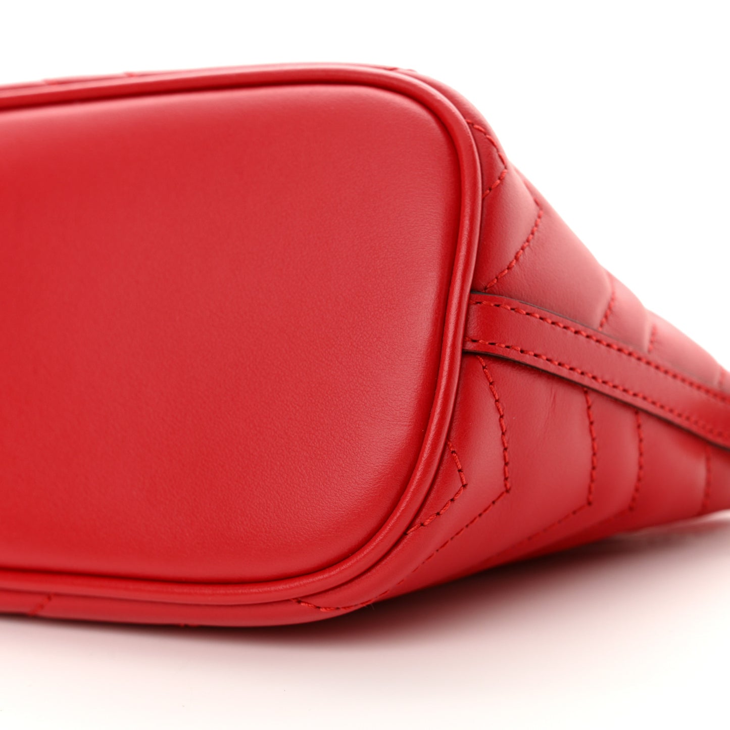 Calfskin Matelasse Chevron GG Marmont Sling Shoulder Bag Rosso