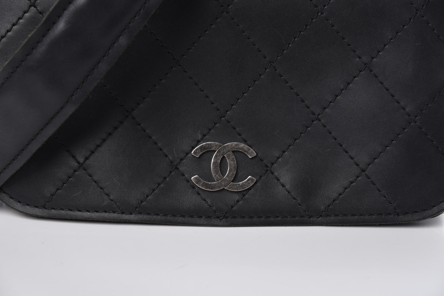 Calfskin Stitched Small Highlander Messenger Black