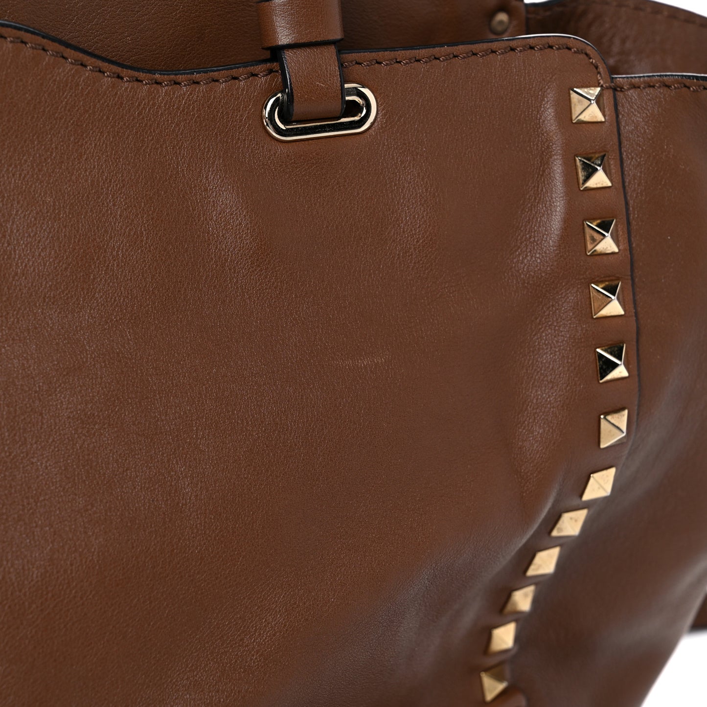 Vitello Medium Rockstud Tote Dark Noisette