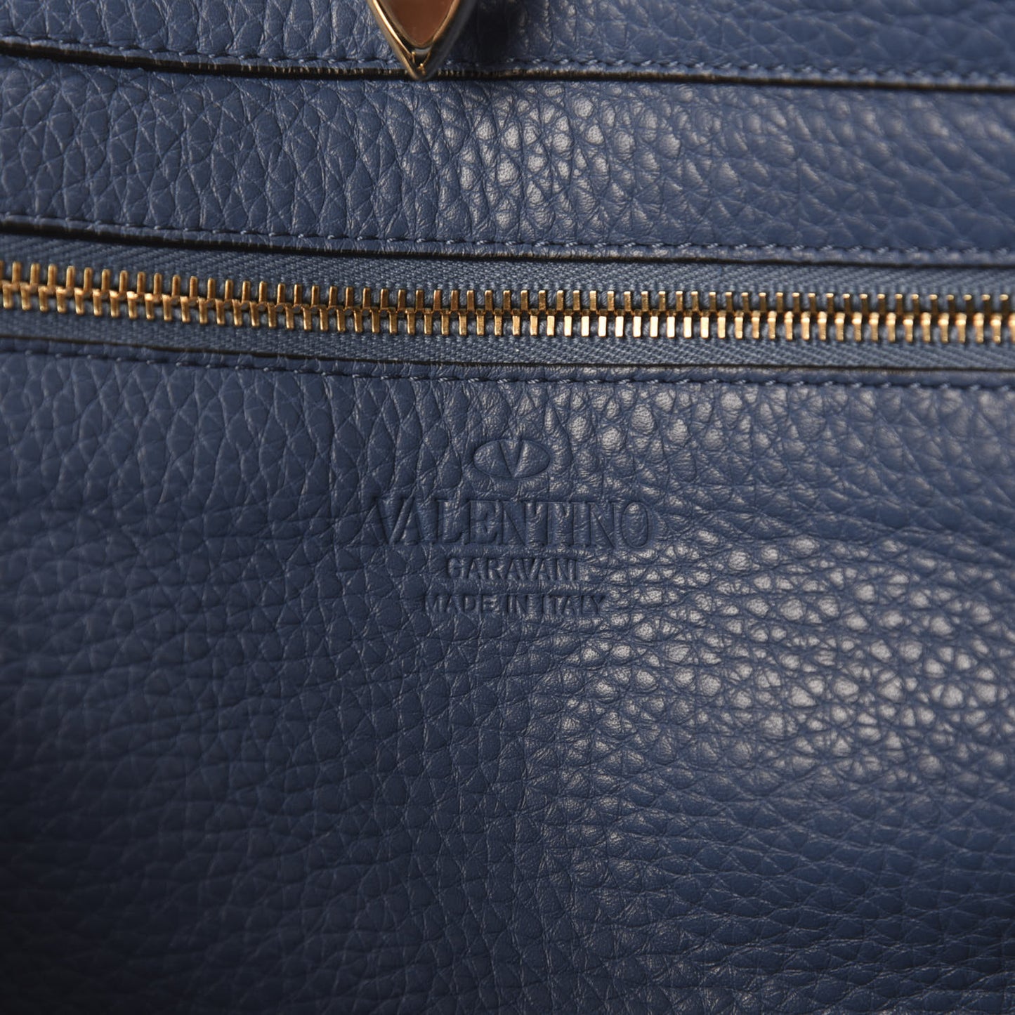 Pebbled Calfskin Medium Rockstud Tote Indaco