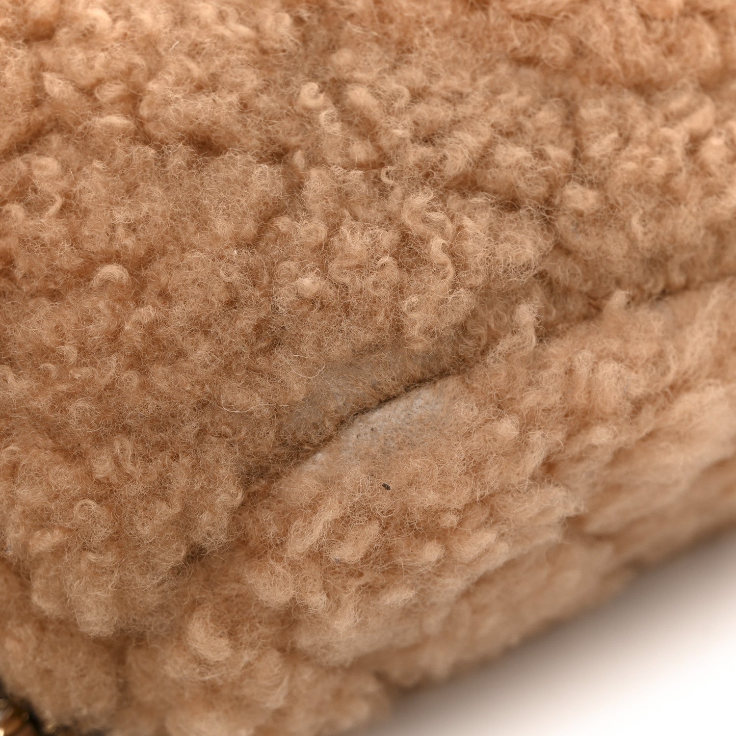 カイロリーズ様　CHANEL ベージュ チョコバーキルティング Chanel Shearling Quilted Shiny Coco Clutch With Chain Dark Beige