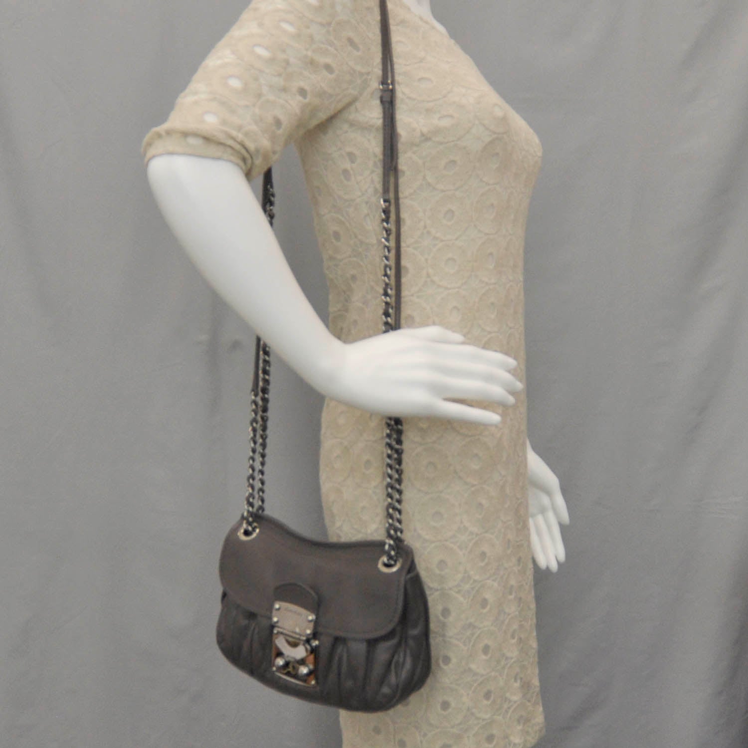 Miu Miu Leather Matelasse Shoulder Bag Grigio 2 of 7