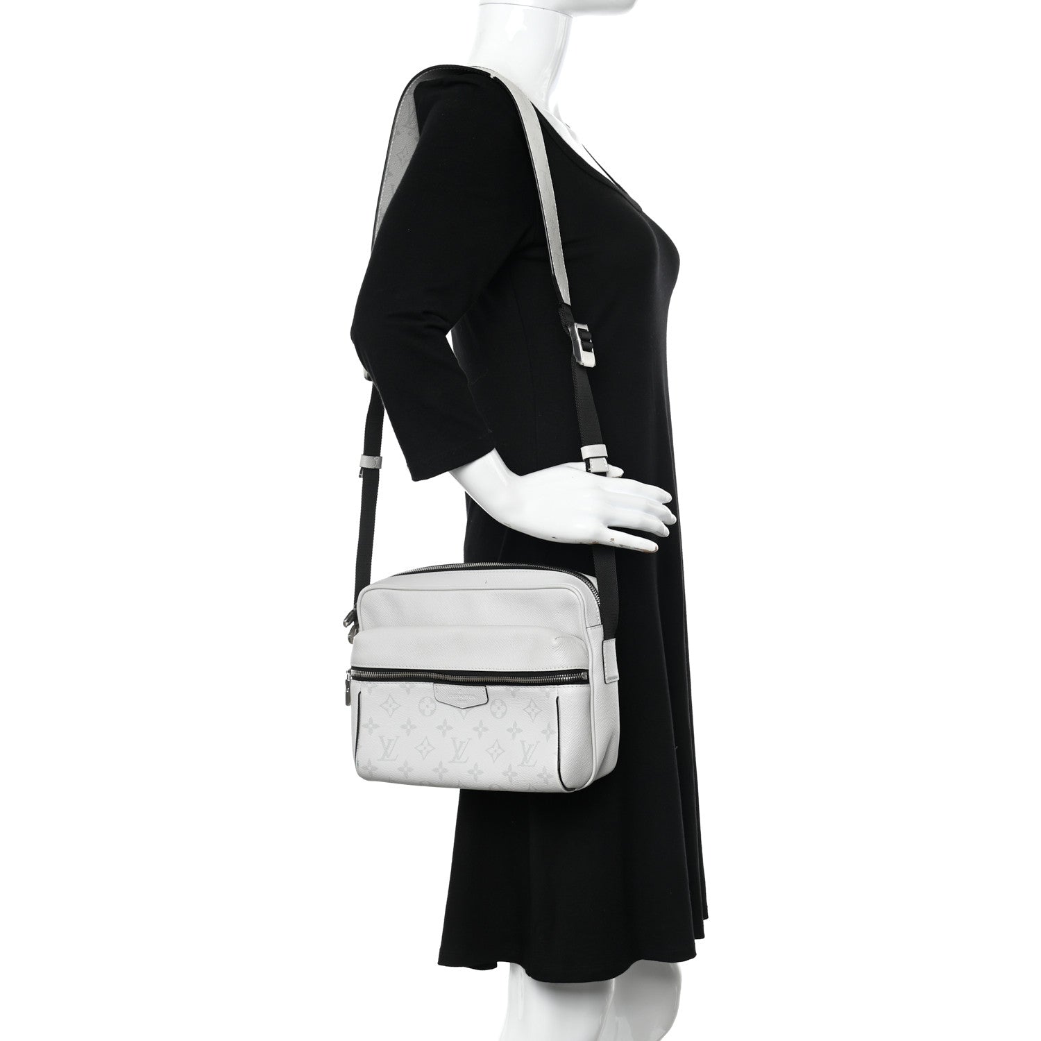 Louis Vuitton Taigarama Outdoor Messenger Antartica 2 of 14