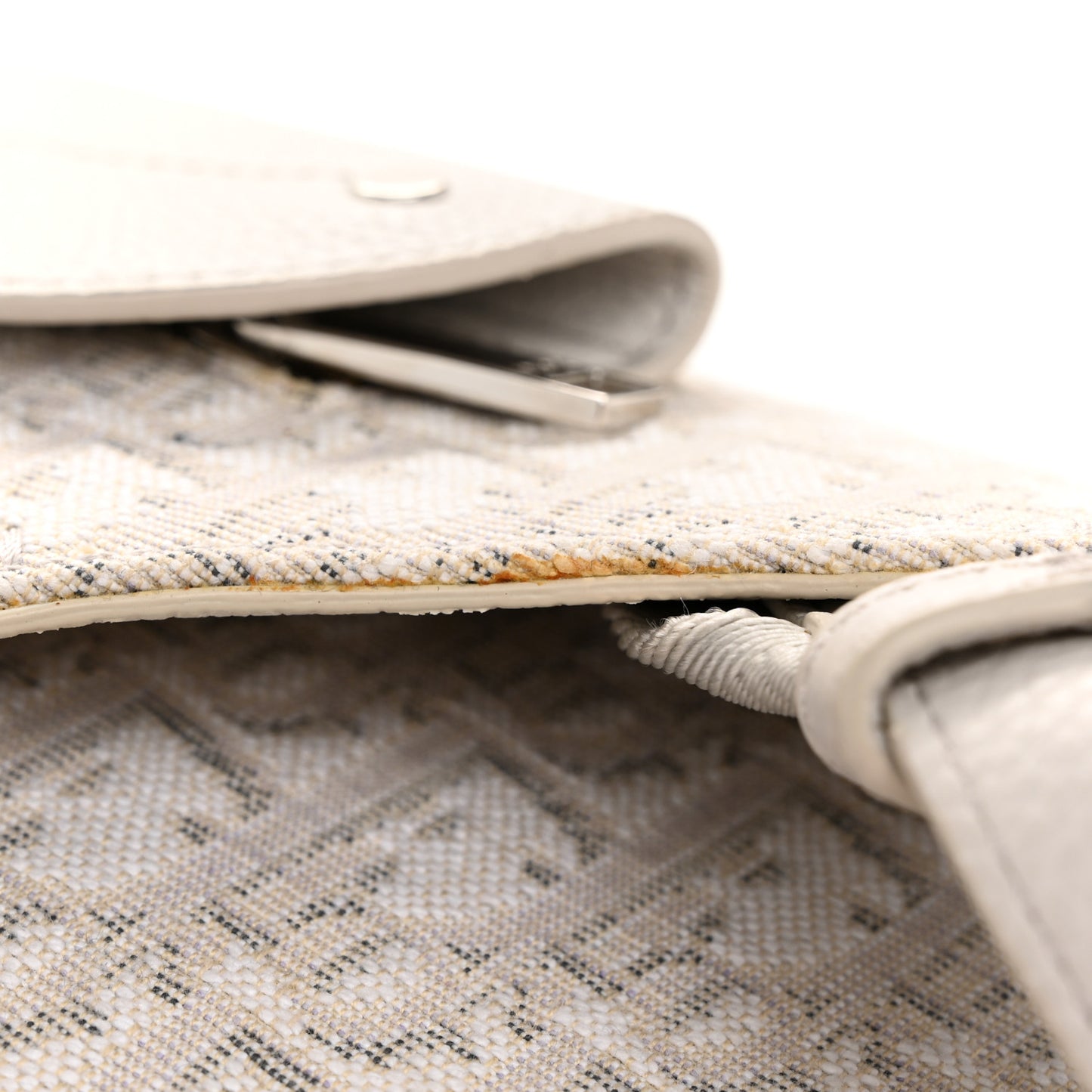 Oblique Saddle Messenger Pouch Beige