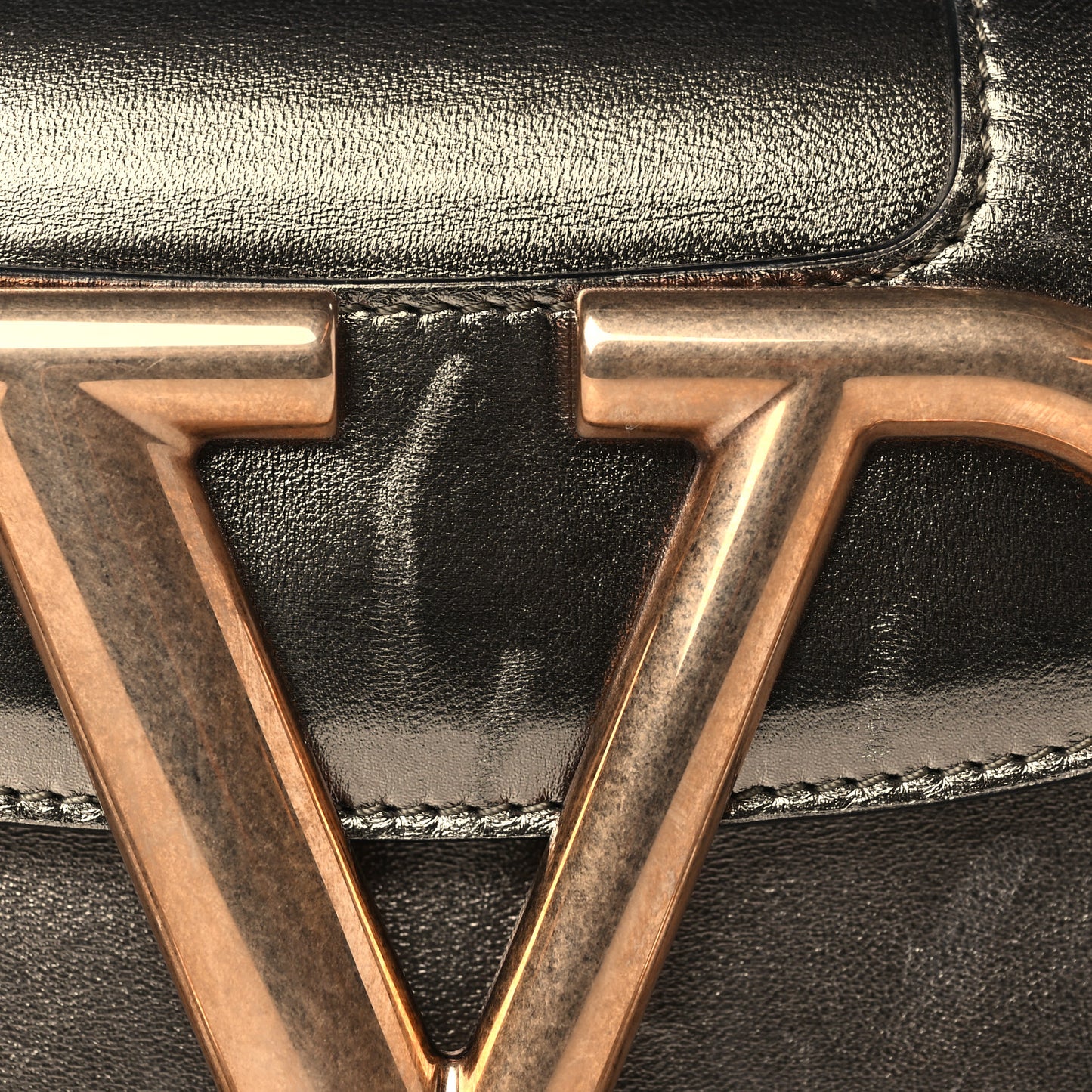 Metallic Nappa Small Supervee Crossbody Bag Silber