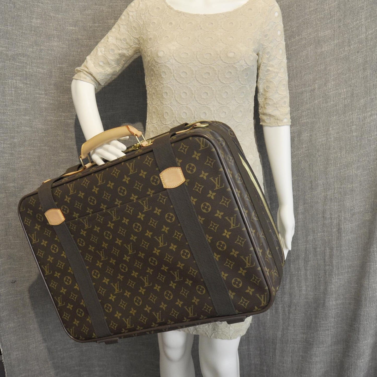 Monogram Satellite 53