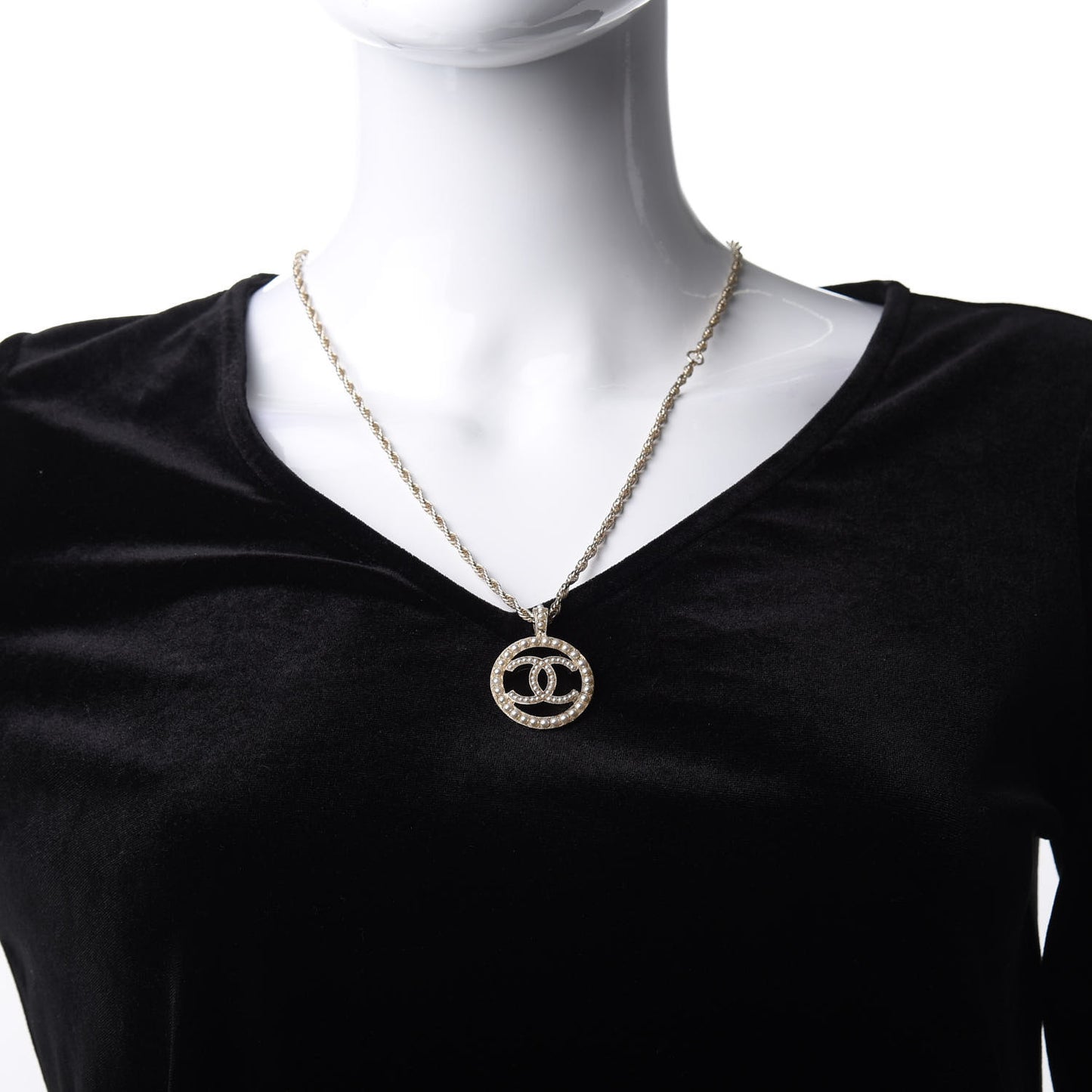Pearl CC Round Pendant Necklace Gold