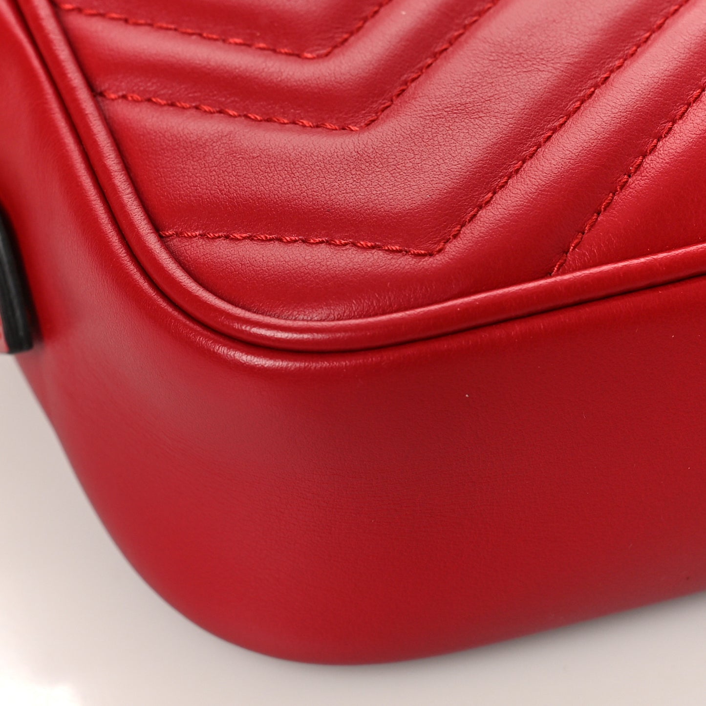 Calfskin Matelasse Mini GG Marmont Chain Shoulder Bag Hibiscus Red