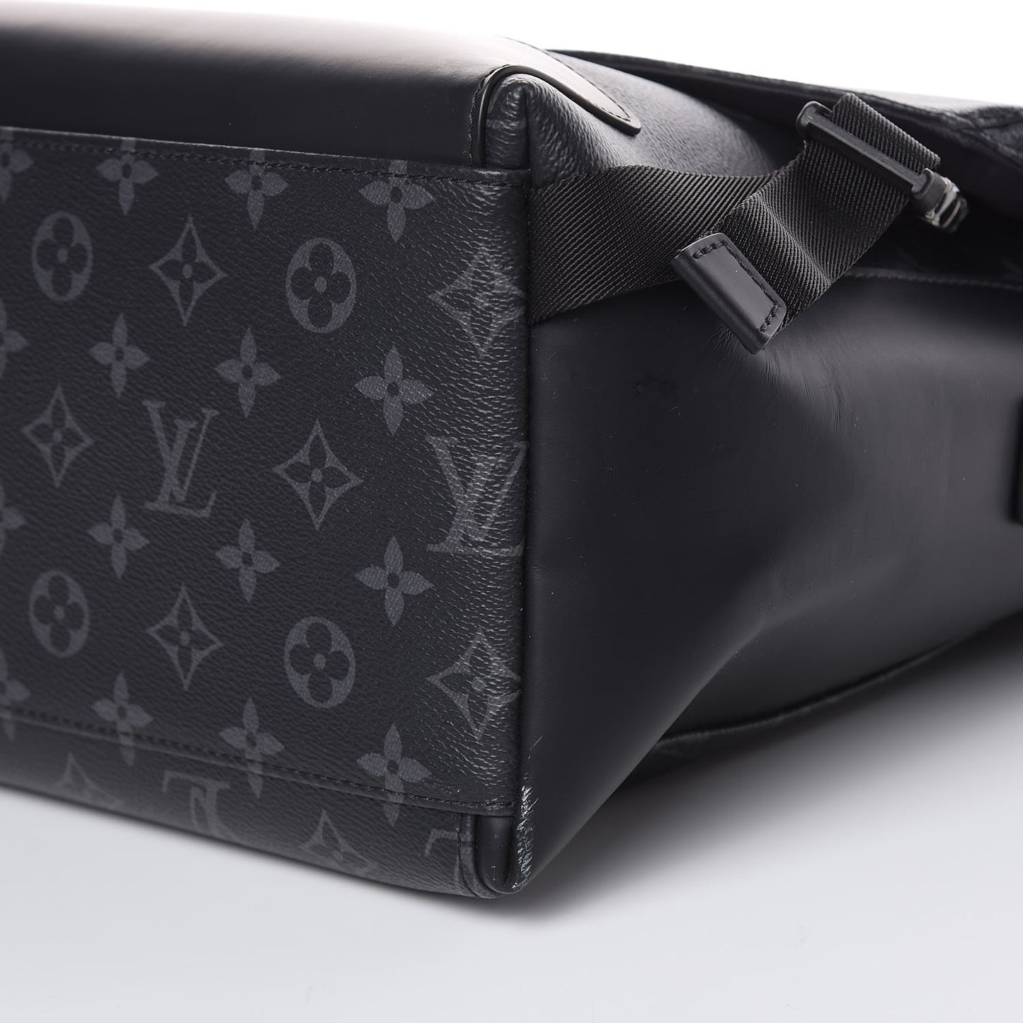 Monogram Eclipse Voyager Messenger MM