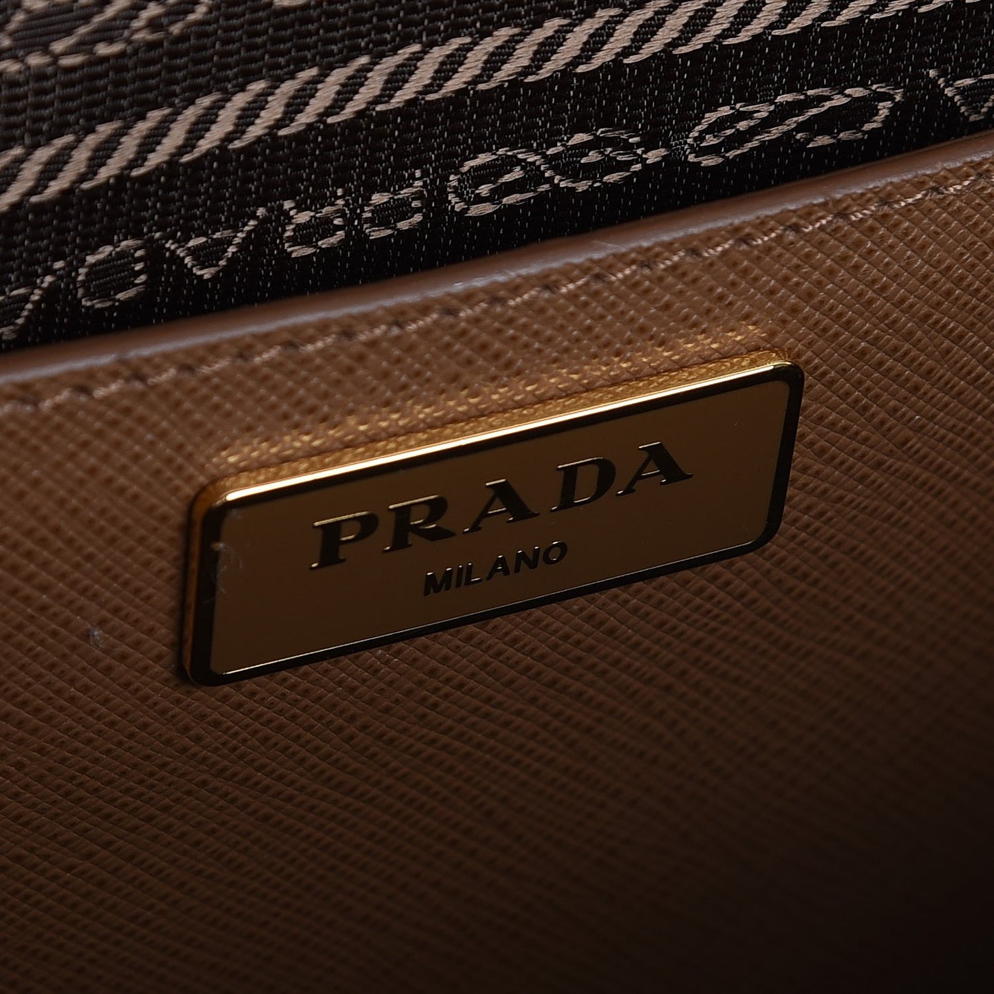 Saffiano Lux Bi-Color Promenade Tote Nocciolo Visone