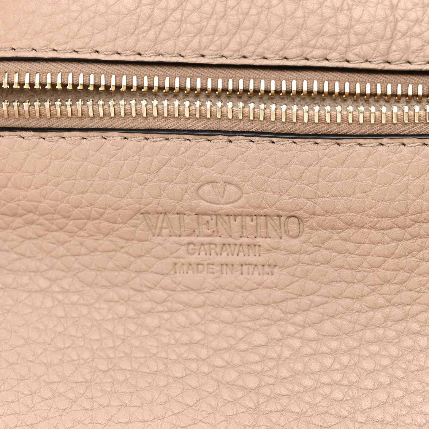 Pebbled Calfskin Medium Rockstud Tote Poudre