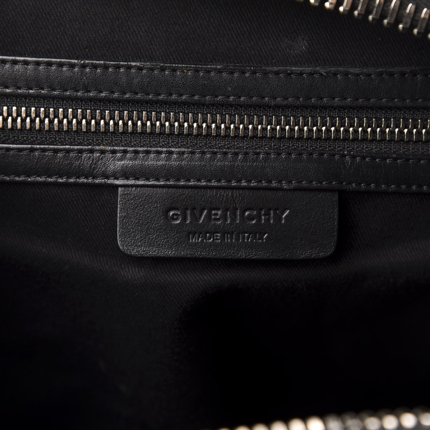 Sugar Goatskin Medium Antigona Black