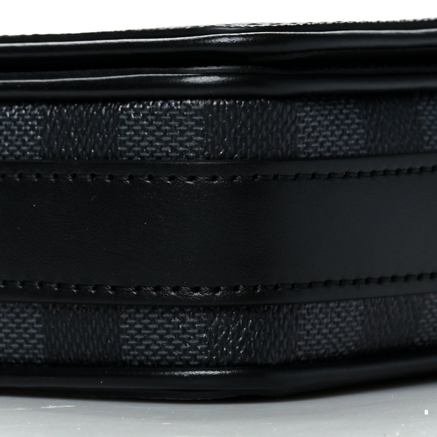 Damier Graphite 3D Studio Messenger