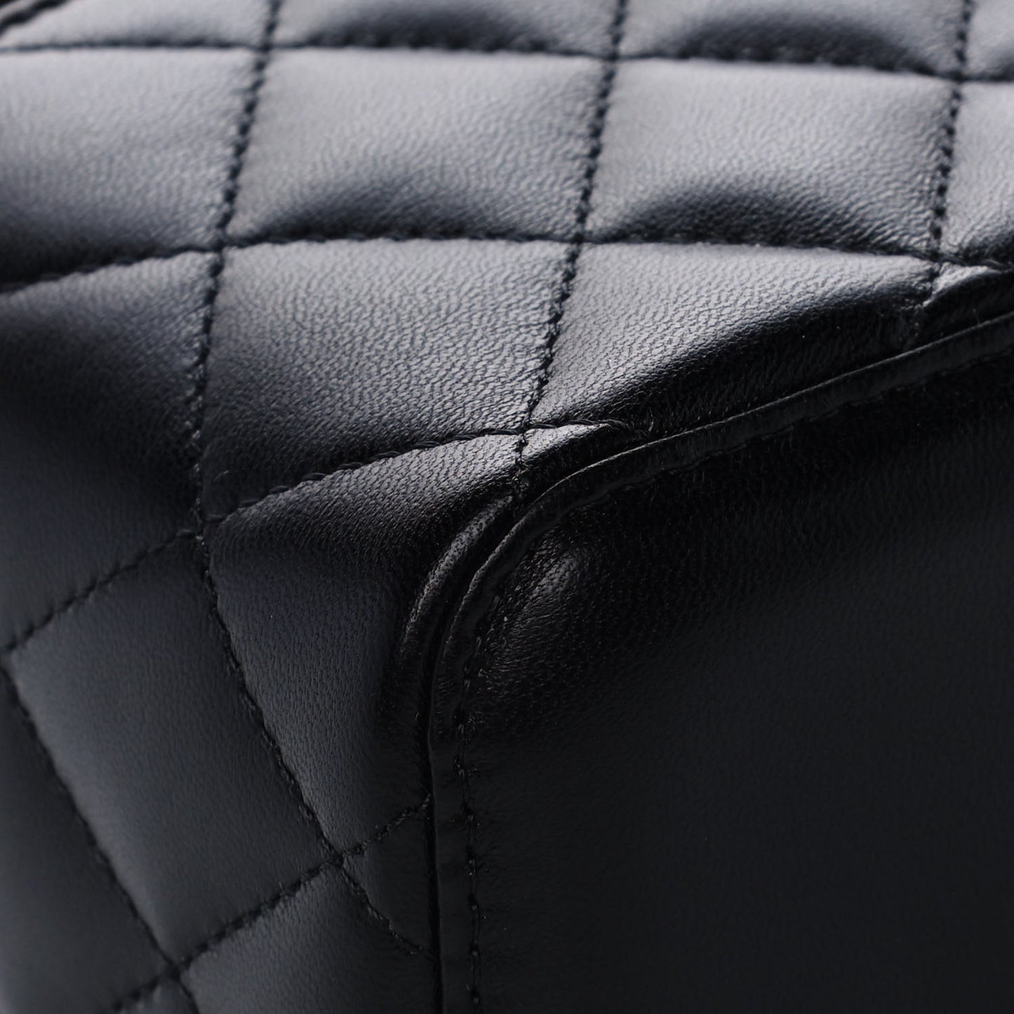 Lambskin Quilted Pearl Crush Small Vanity Case With Chain Black