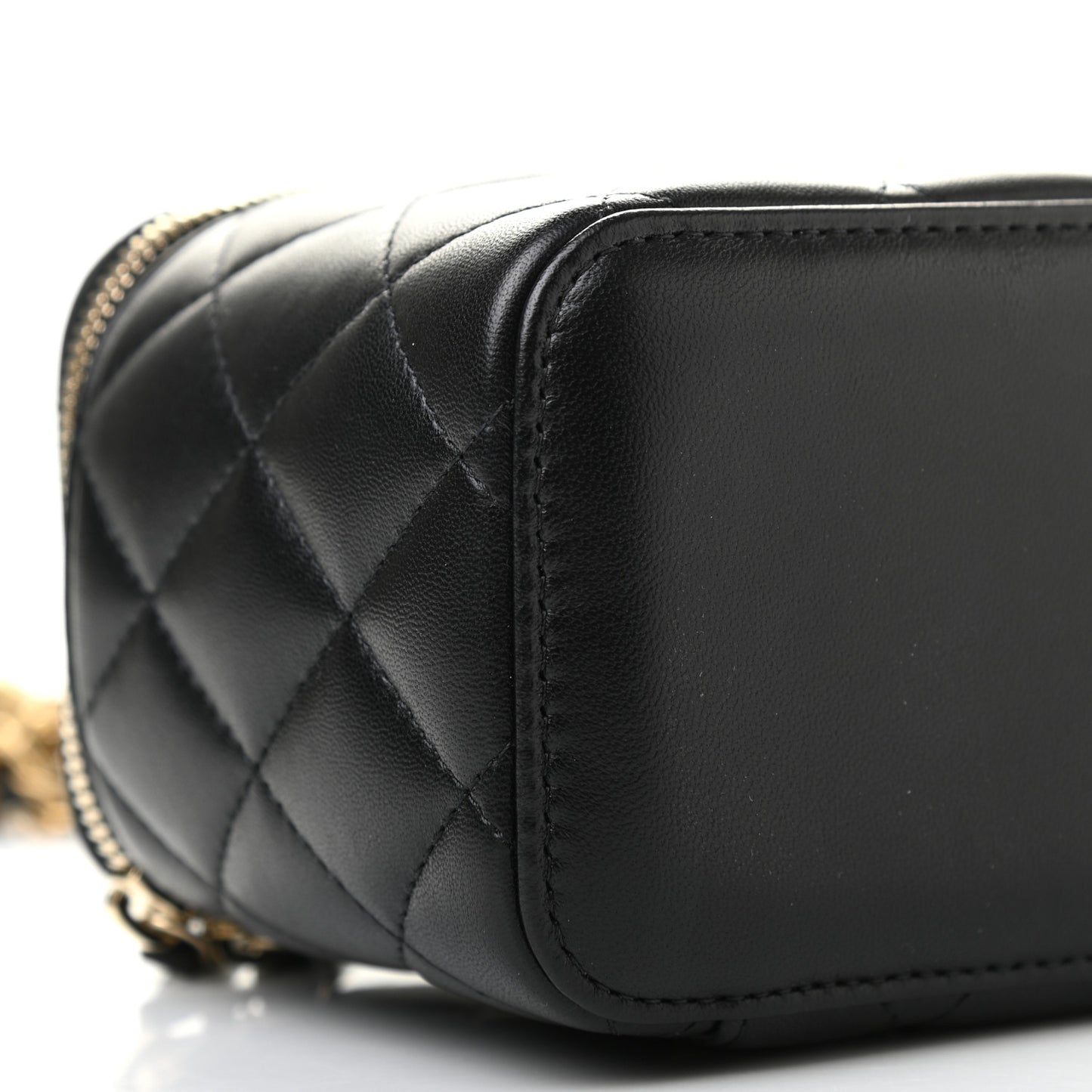 Lambskin Quilted Pearl Crush Small Vanity Case With Chain Black