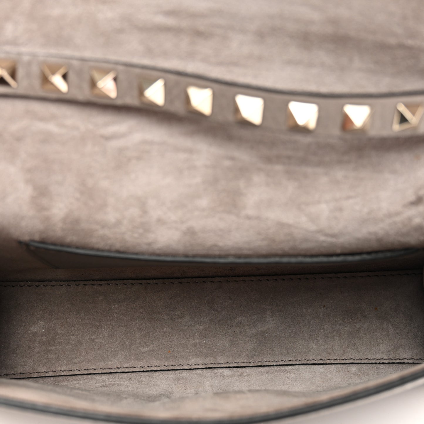 Pebbled Calfskin Medium Rockstud Flip Lock Crossbody Bag Poudre