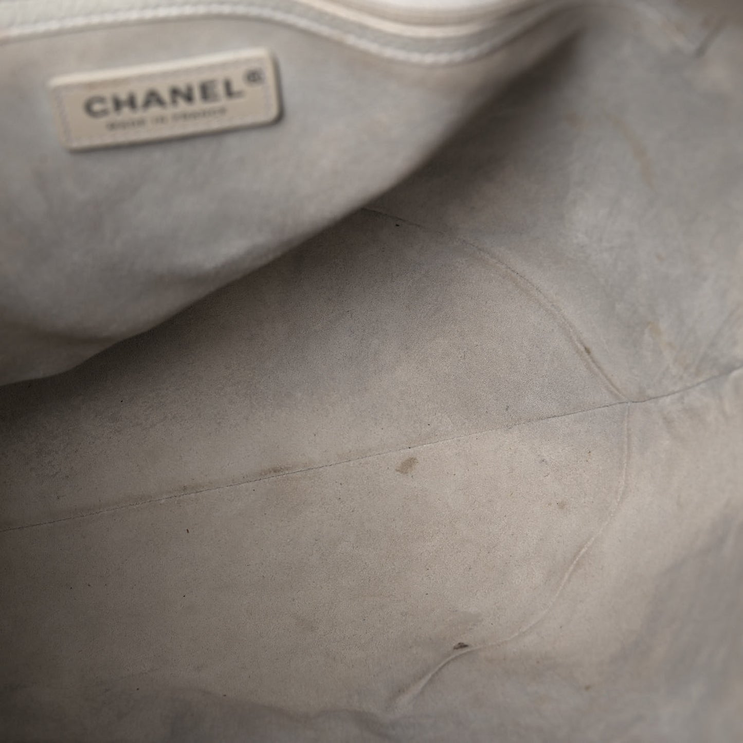 Crumpled Patent Small Droplet Hobo White