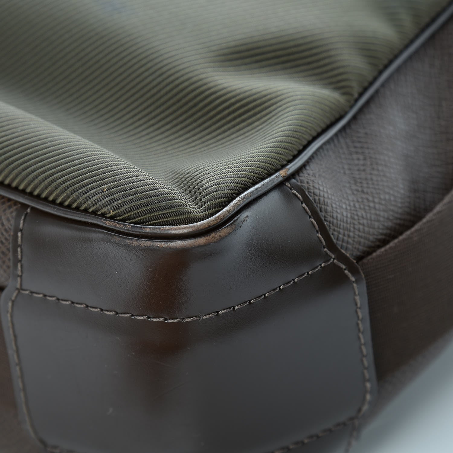Louis Vuitton Taiga Viktor Messenger Bag Grizzli 16 of 18