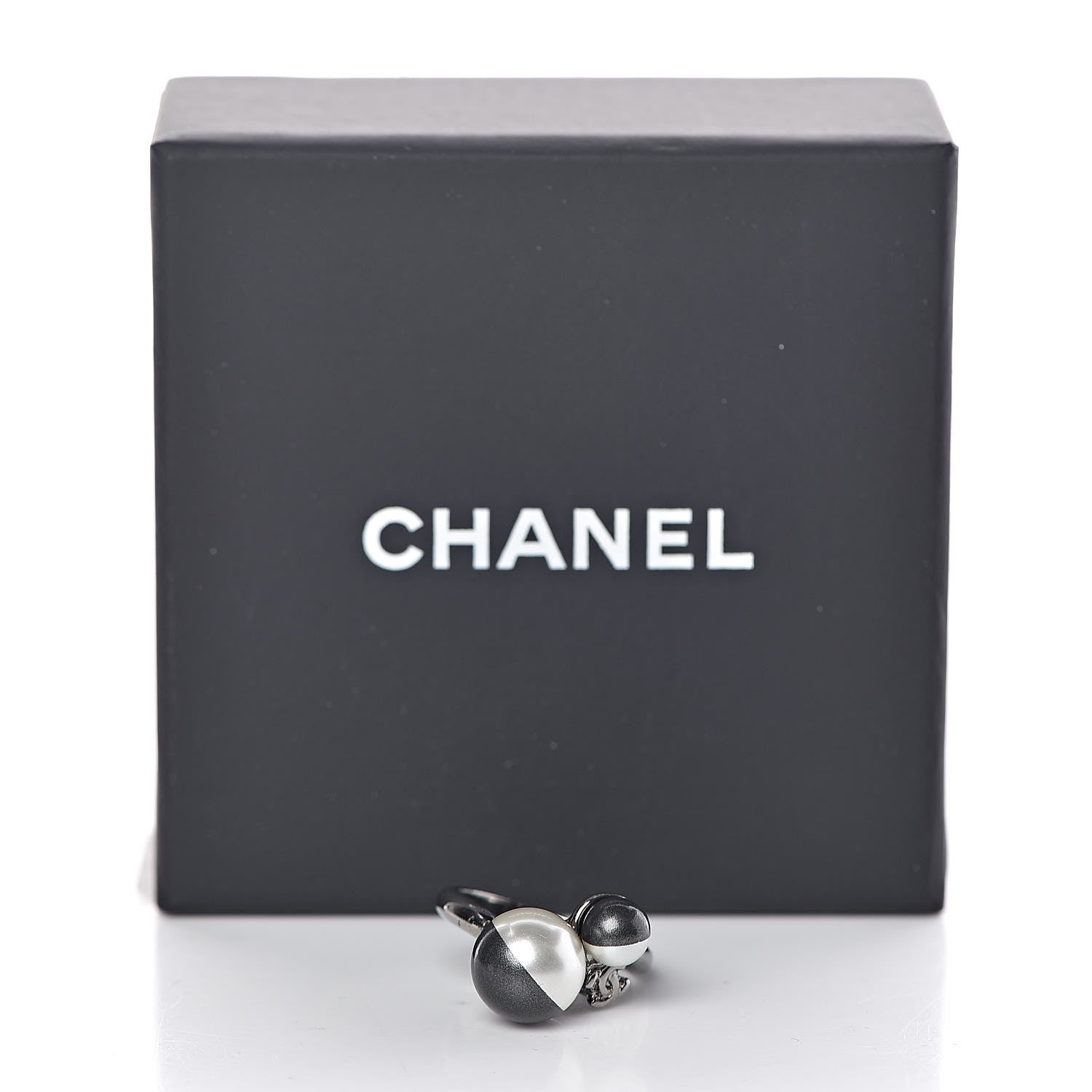 Chanel Ruthenium Pearl CC Ring 5 Pearly White Dark Grey 5 of 5