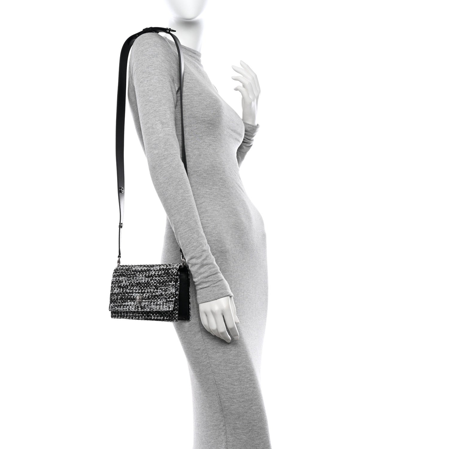 Alexander McQueen Raffia Skull Shoulder Bag Black White 2 of 9