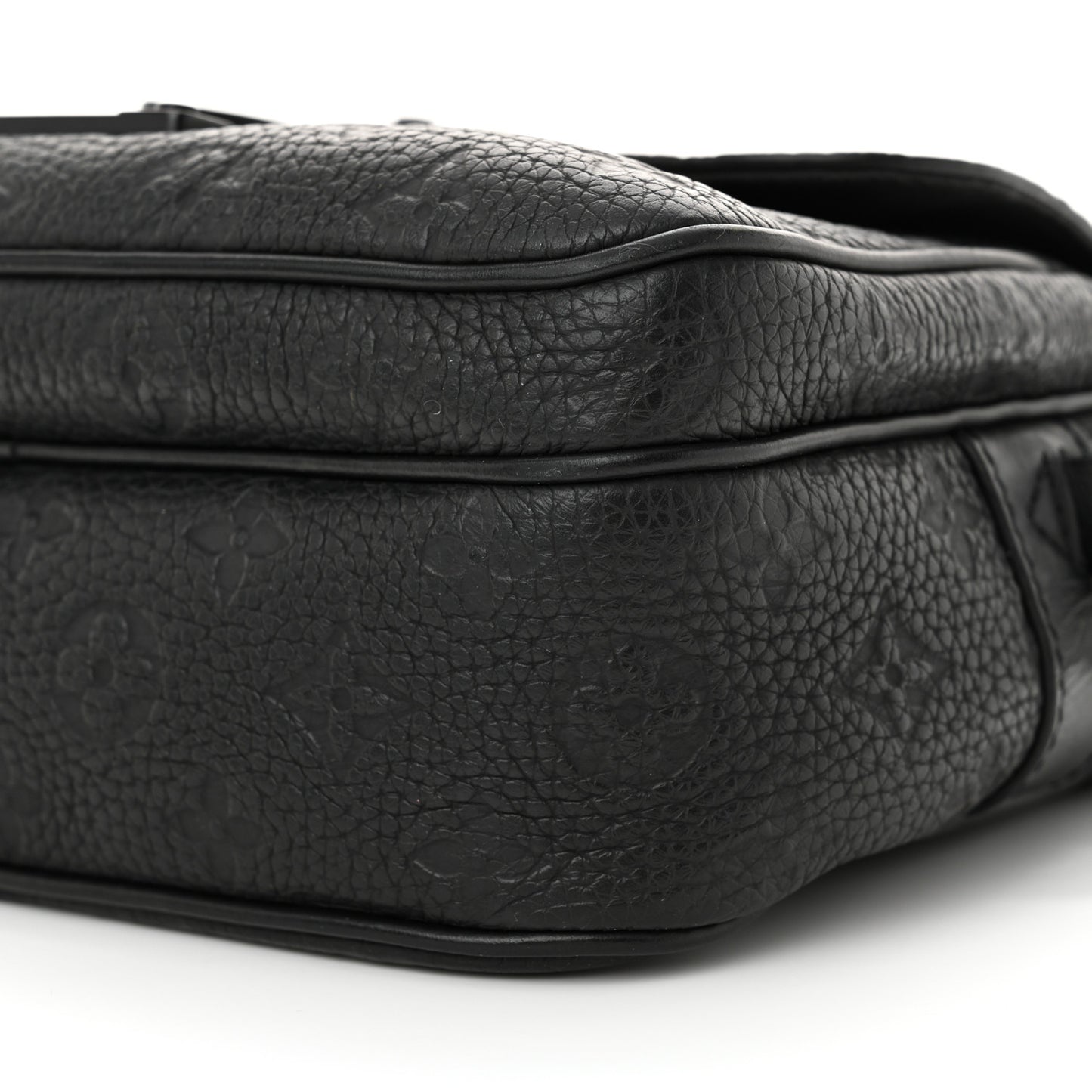 Taurillon Monogram S Lock Messenger Black
