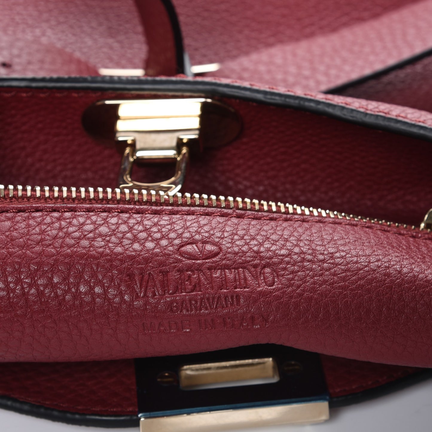 Pebbled Calfskin Small Rockstud Flip-Lock Messenger Bag Rubino