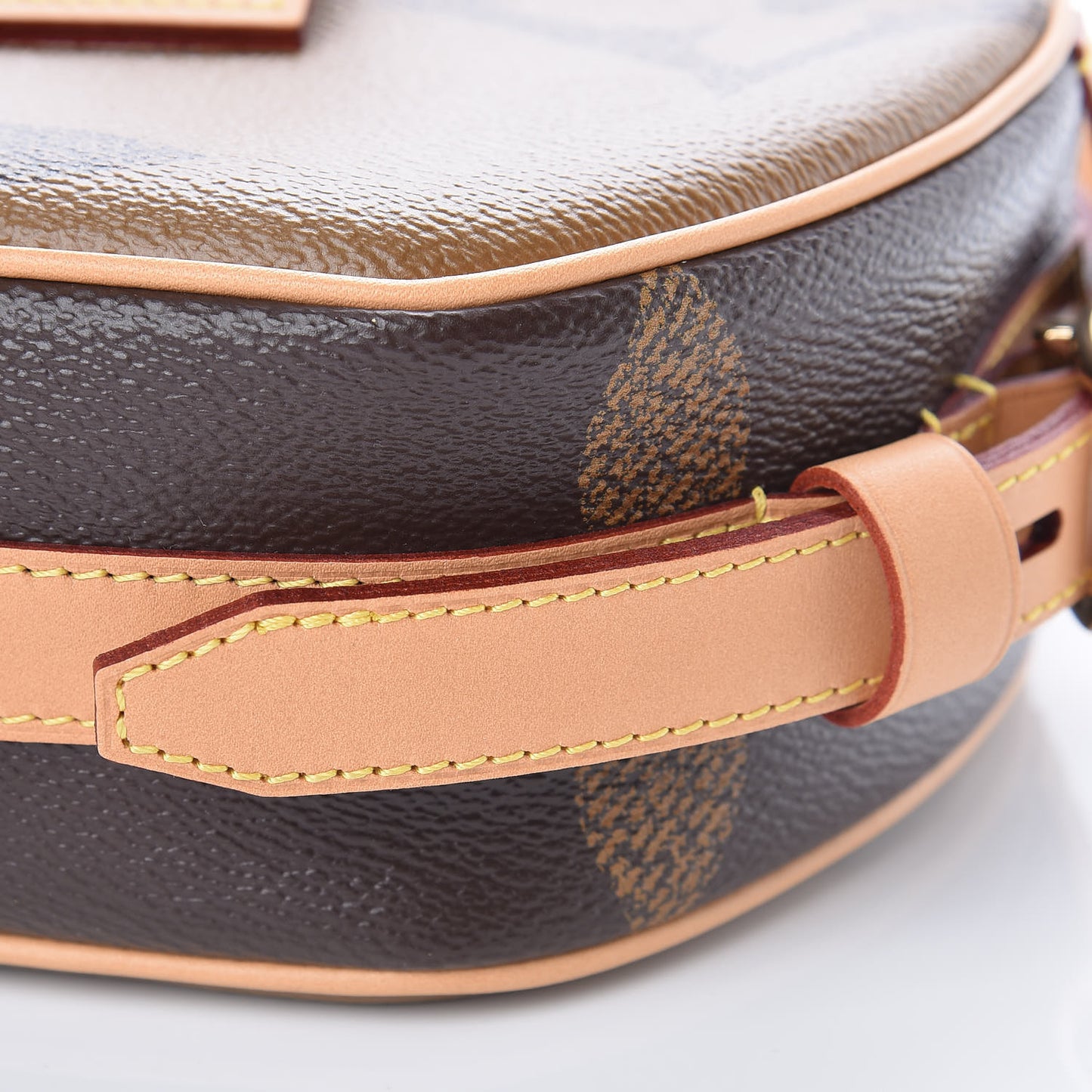 Reverse Monogram Giant Boite Chapeau Souple
