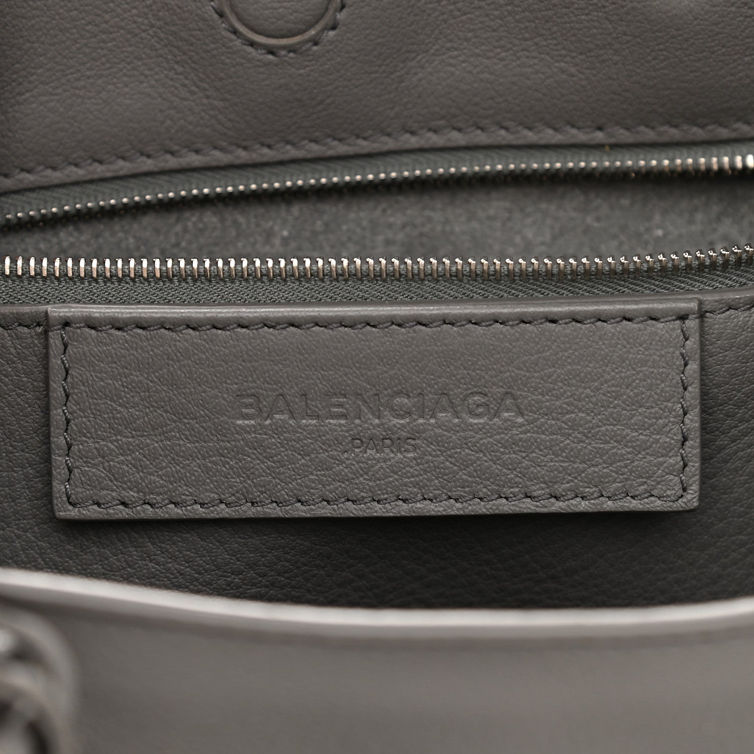 Balenciaga Veau Papier A6 Zip Around Tote Gris Acier 8 of 9