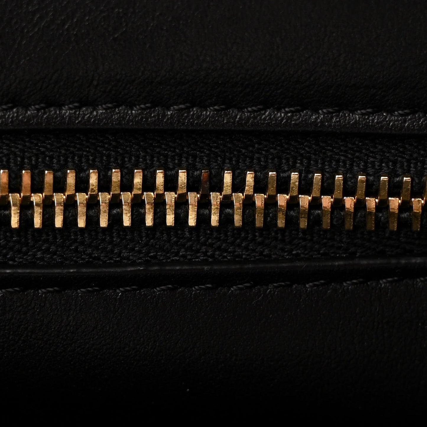 Vitello Medium Rockstud Tote Black