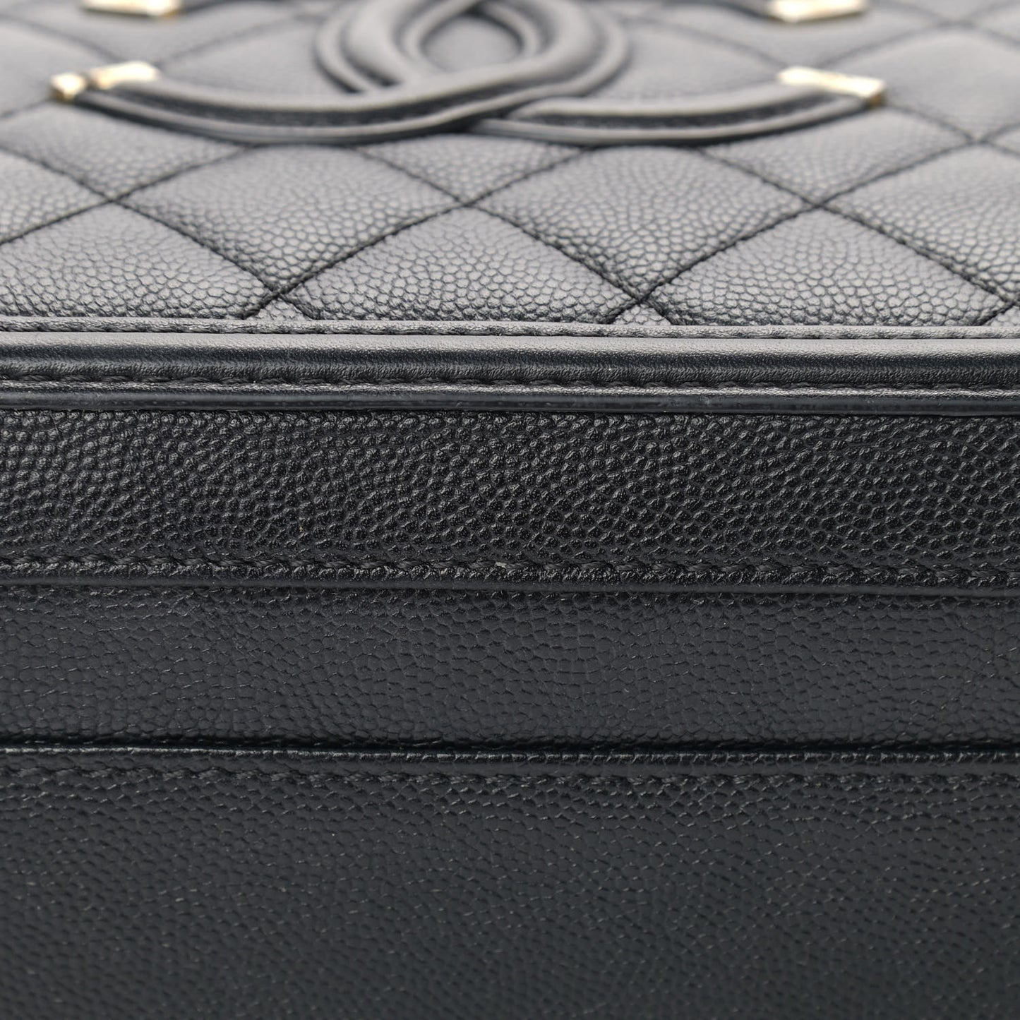 Caviar Quilted Medium CC Filigree Vanity Case Black